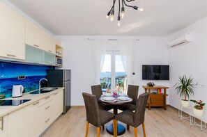 Kühlschrank, Mikrowelle, Herdplatte, Toaster