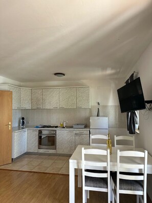 Refrigerador, horno, parrilla de estufa y utensilios de cocina 