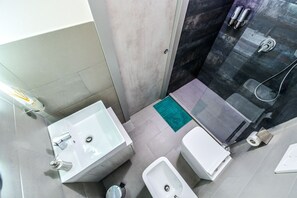 Secador de cabelo, toalhas de banho, sabonete, shampoo