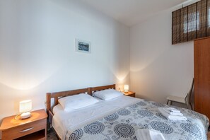 Iron/ironing board, internet, bed sheets