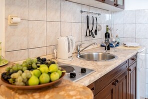 Køleskab, mikrobølgeovn, ovn, kogeplade