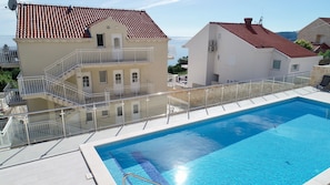 حمّام سباحة خارجي، مقاعد للتشمس