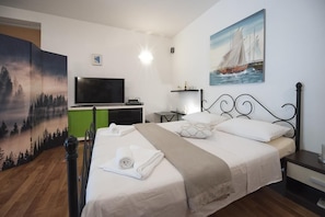 1 slaapkamer, een strijkplank/strijkijzer, wifi, beddengoed