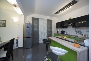 Réfrigérateur, micro-ondes, four, plaque de cuisson