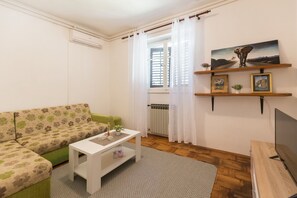 TV - Apartment Tranquilo Garden - One Bedroom Apartment with Terrace and Garden View (Dubrovnik)