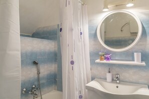 Bañera, secador de pelo, toallas