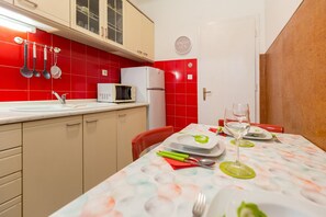 Fridge, microwave, oven, stovetop - Apartment Tranquilo Garden - One Bedroom Apartment with Terrace and Garden View (Dubrovnik)