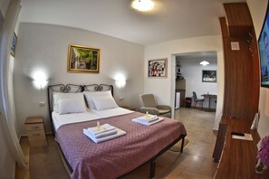 Tabla de planchar con plancha, wifi y ropa de cama 
