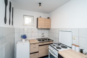Fridge, cookware/dishes/utensils