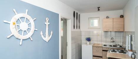 Kühlschrank, Kochgeschirr/Geschirr/Besteck