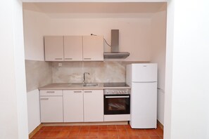 Refrigerador, horno, parrilla de estufa y utensilios de cocina