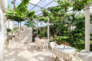 Outdoor dining - Katarina rooms - twin room (Dubrovnik)