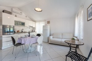 TV - Apartments Sonja - Two Bedroom Apartment with Balcony (Pucisca)