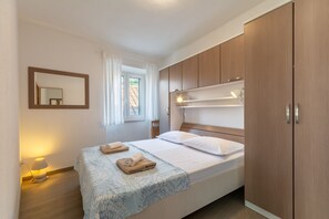 2 dormitorios, tabla de planchar con plancha, wifi y ropa de cama