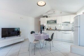 Fridge, microwave, oven, stovetop - Apartments Sonja - Two Bedroom Apartment with Balcony (Pucisca)