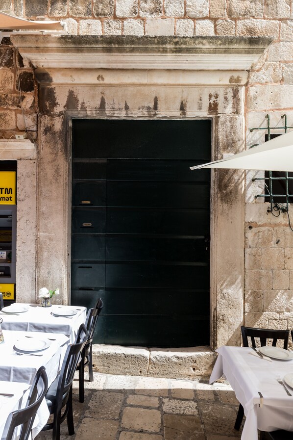 Outdoor dining - Apartments Urbis - Superior Studio Apartment with City View (Desni) (Dubrovnik)