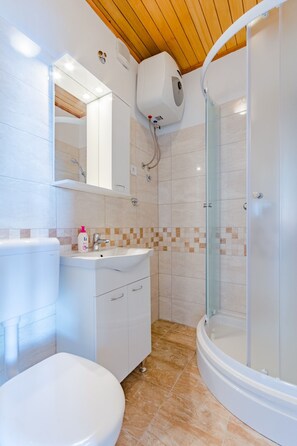 Shower, hair dryer, towels - Rooms Sani - Double Room with Terrace and Sea View (S3) (Brela)
