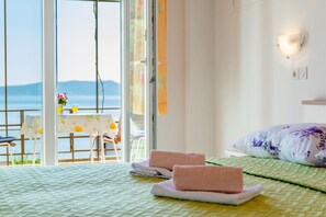 1 bedroom, internet, bed sheets - Rooms Sani - Double Room with Terrace and Sea View (S3) (Brela)