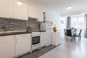 Fridge, oven, stovetop, coffee/tea maker