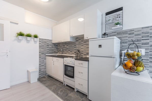 Fridge, oven, stovetop, coffee/tea maker