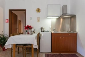 Réfrigérateur, micro-ondes, plaque de cuisson, cafetiÚre/bouilloire