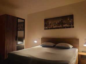 1 bedroom, WiFi, bed sheets - Villa Peragić - Triple Room with Balcony and Private External Bathroom (Molunat)