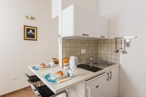 Réfrigérateur, micro-ondes, plaque de cuisson, grille-pain