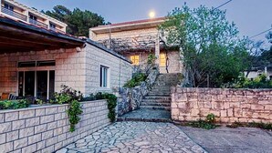 Un sendero de piedra que conduce a un edificio de piedra con una escalera.