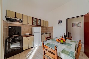 Réfrigérateur, four, plaque de cuisson, cafetière/bouilloire
