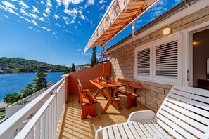 Outdoor dining - Apartments Kuzma- Two-Bedroom Apartment with Balcony and Sea View (Smokvica)