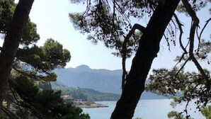 A beach with people, umbrellas, and a clear view of the sea and distant mountains. - Apartments Subrenum - Superior Studio Apartment with Small Terrace (S4) (Mlini)