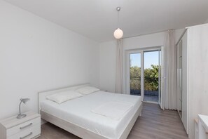 1 camera, ferro/asse da stiro, lenzuola