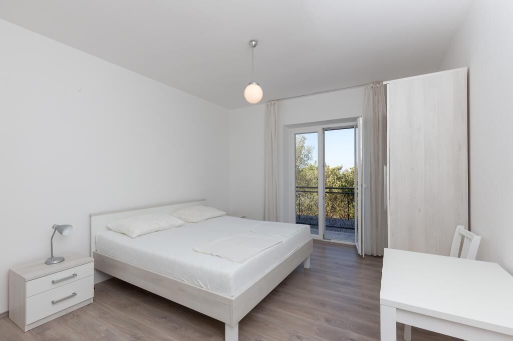 1 camera, ferro/asse da stiro, lenzuola