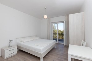 1 camera, ferro/asse da stiro, lenzuola