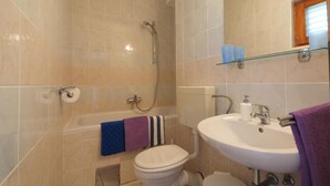 Un bagno con il water, un lavandino e una doccia.