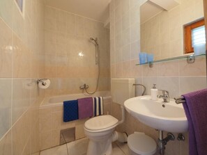 Badewanne, Haartrockner, Handtücher