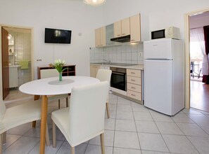 Réfrigérateur, four à micro-ondes, un four, surface de cuisson