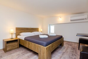 1 quarto, escrivaninha, Wi-Fi, roupa de cama