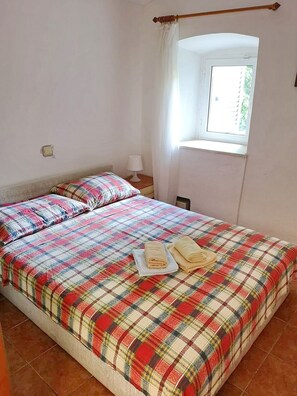 2 bedrooms, iron/ironing board, Internet, bed sheets