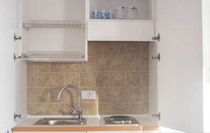 Refrigerador, horno, parrilla de estufa y utensilios de cocina 