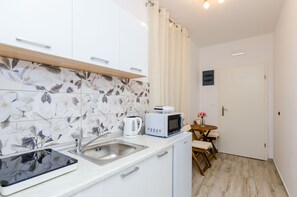 Kühlschrank, Mikrowelle, Wasserkocher, Toaster