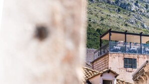 Un bâtiment doté d’un balcon donnant sur une région montagneuse.