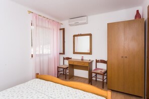 1 bedroom, internet, bed sheets - Guest House Old Town View - One Bedroom Apartment with Balcony and Sea View - A 2+2 (Romantic) (Dubrovnik)