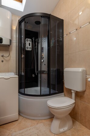 Dusj, hårføner og håndklær