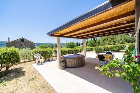 Outdoor dining. Apartment Laurel Leaf - Three Bedroom Apartment with Terrace