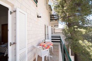 Outdoor dining - Apartments Pinija - Standard Two Bedroom Apartment with Terraces (Supetar)