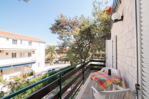 Outdoor dining - Apartments Pinija - Standard Two Bedroom Apartment with Terraces (Supetar)