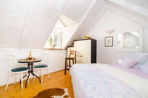 1 bedroom, desk, WiFi, bed sheets