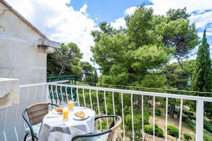 Outdoor dining - Apartment & Rooms Papa - Superior Double or Twin Room with Balcony and Partial Sea View (Srebreno)