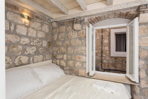 WiFi, bed sheets